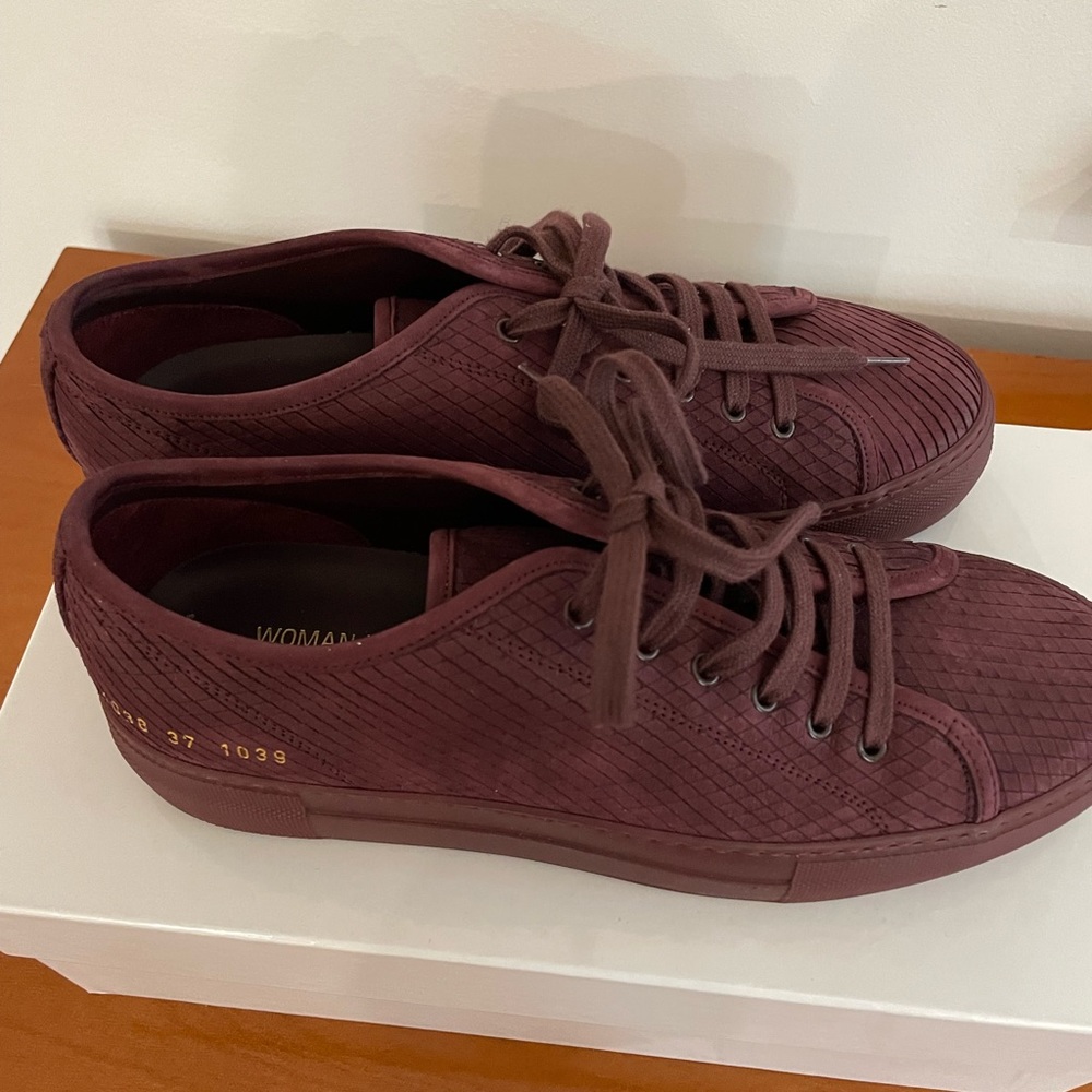Common project for women. New with box. Textured suede